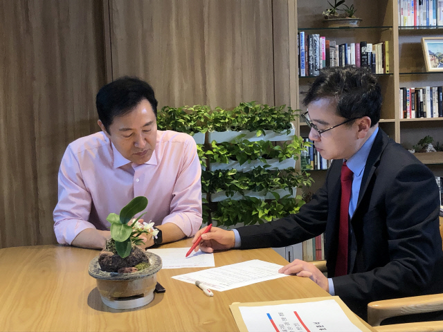 호준석 국민의힘 서울 구로갑 후보가 6일 서울시청에서 오세훈 서울시장을 만나 정책건의서를 설명하고 있다. 호준석 캠프 제공